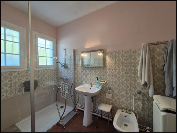 À vendre – Maison de plain-pied avec 4 chambres, jardin et dépendance – CONDOM (32100)