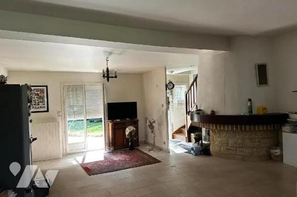 EXCLUSIF
BAISSE DE PRIX
Proche CINAIS.

Construction traditionnelle de bonne qualité, avec ...