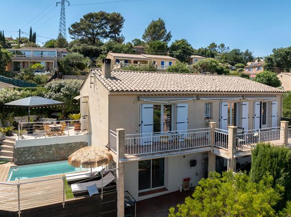 A VENDRE EN EXCLUSIVITE ! Maison d'environ 104  m² , piscine , vue dégagée , piscine, sous sol et dépendance.
