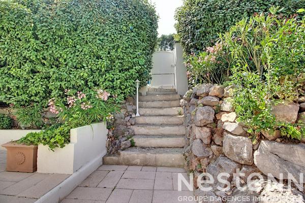 A VENDRE EN EXCLUSIVITE ! Maison d'environ 104  m² , piscine , vue dégagée , piscine, sous sol et dépendance.