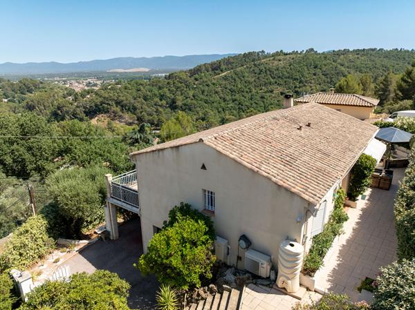 A VENDRE EN EXCLUSIVITE ! Maison d'environ 104  m² , piscine , vue dégagée , piscine, sous sol et dépendance.