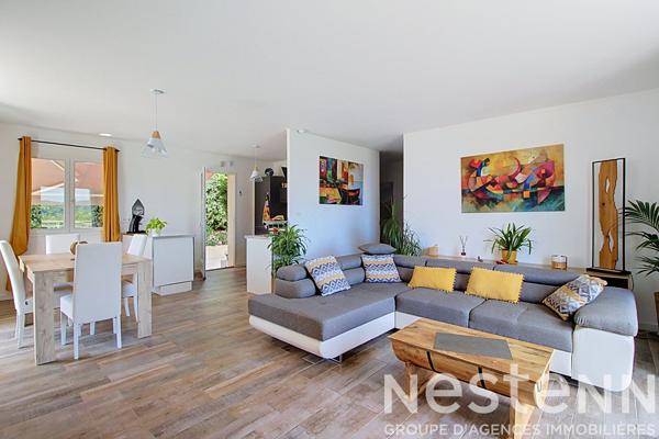 A VENDRE EN EXCLUSIVITE ! Maison d'environ 104  m² , piscine , vue dégagée , piscine, sous sol et dépendance.