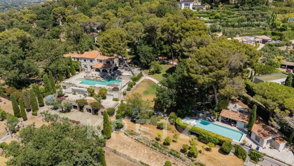 Mas confidentiel sur les hauteurs de Mougins vue mer