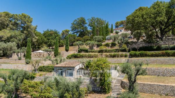 Mas confidentiel sur les hauteurs de Mougins vue mer