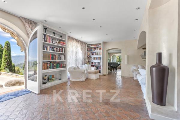 Mas confidentiel sur les hauteurs de Mougins vue mer