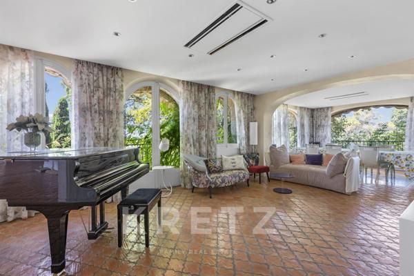 Mas confidentiel sur les hauteurs de Mougins vue mer