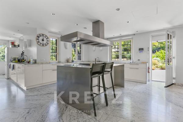 Mas confidentiel sur les hauteurs de Mougins vue mer