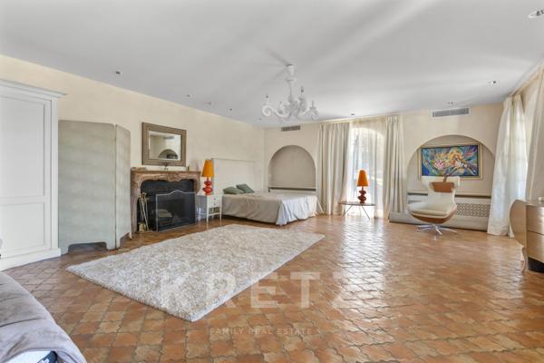 Mas confidentiel sur les hauteurs de Mougins vue mer