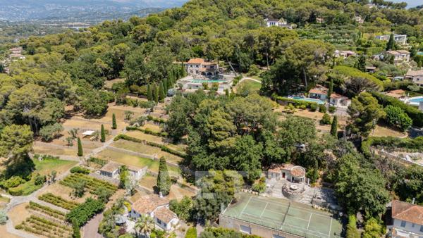 Mas confidentiel sur les hauteurs de Mougins vue mer