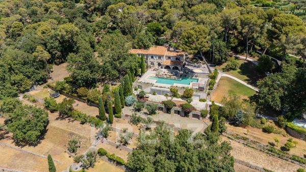 Mas confidentiel sur les hauteurs de Mougins vue mer