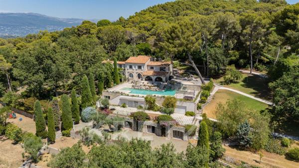 Mas confidentiel sur les hauteurs de Mougins vue mer