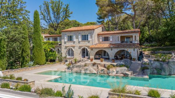 Mas confidentiel sur les hauteurs de Mougins vue mer