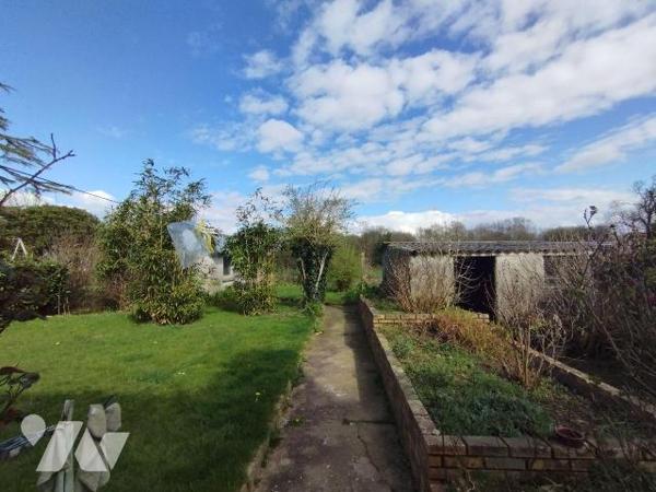 Secteur calme à 2 km du centre de ROSPORDEN et à proximité immédiate de la voie verte pour cett...