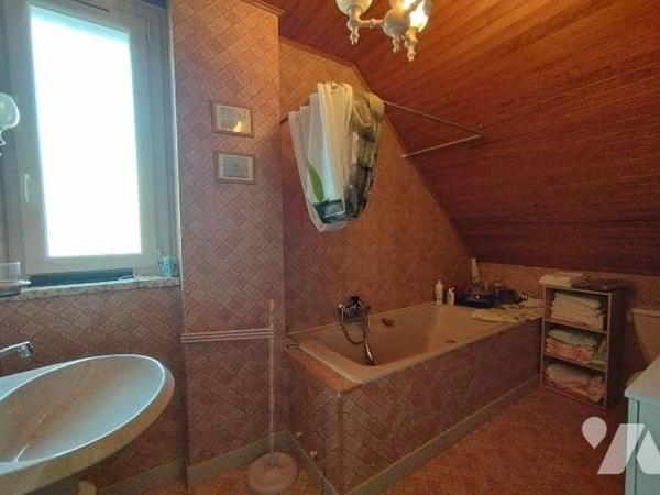 Secteur calme à 2 km du centre de ROSPORDEN et à proximité immédiate de la voie verte pour cett...