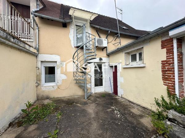 Ensemble immobilier de deux maisons de ville avec places de stationnement