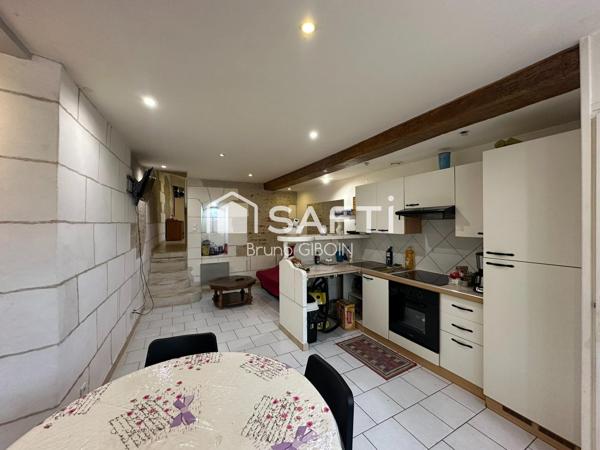Ensemble immobilier de deux maisons de ville avec places de stationnement