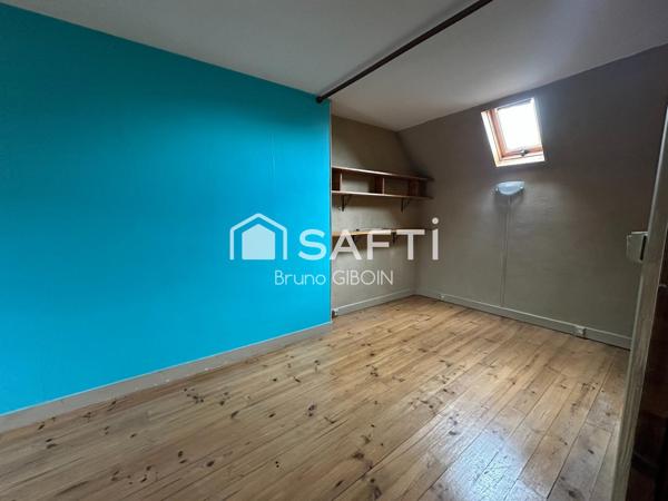 Ensemble immobilier de deux maisons de ville avec places de stationnement