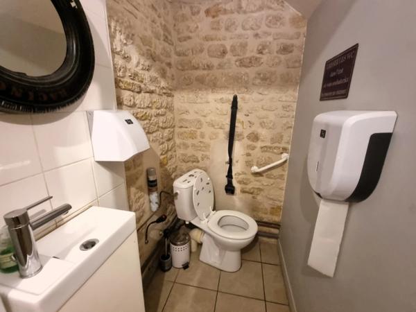 LE CHATEAU D'OLERON (17) emplac N°1 cœur de ville A Vendre le Fonds de Commerce charmante PIZZERIA très réputée.