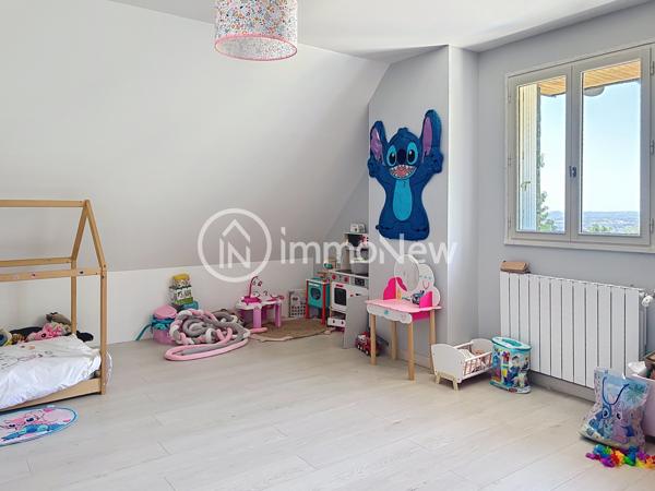 MAISON FAMILIALE SUR SOUS SOL AVEC VIE DE PLAIN PIED