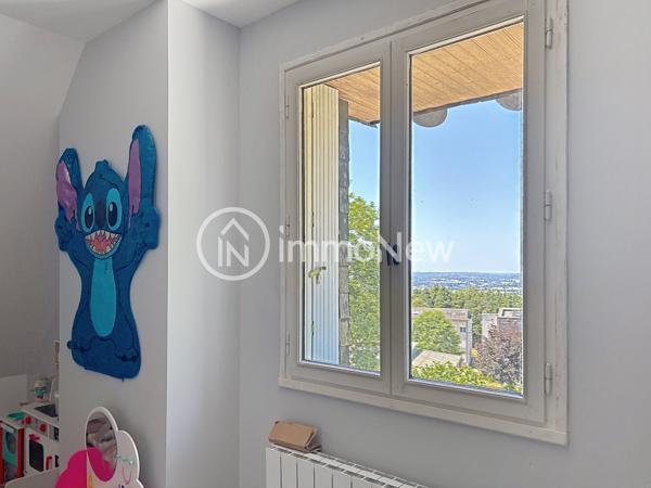 MAISON FAMILIALE SUR SOUS SOL AVEC VIE DE PLAIN PIED