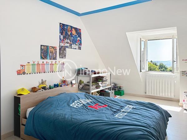 MAISON FAMILIALE SUR SOUS SOL AVEC VIE DE PLAIN PIED