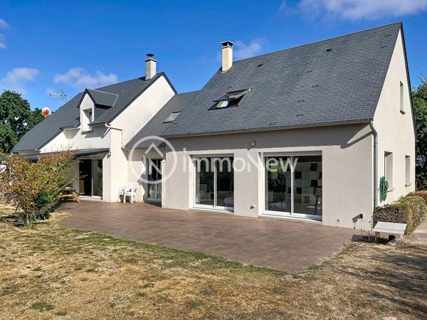 Maison familiale aux beaux volumes – Saint-Pair-sur-Mer L’agence IMMONEW vous propose de découvrir cette belle maison familiale d’environ 224 m² habitables , située à Saint-Pair-sur-Mer, dans un environnement calme et recherché, à seulement 3 km des commerces, de la plage et des sentiers côtiers .