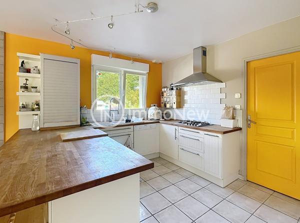 Maison familiale aux beaux volumes – Saint-Pair-sur-Mer L’agence IMMONEW vous propose de découvrir cette belle maison familiale d’environ 224 m² habitables , située à Saint-Pair-sur-Mer, dans un environnement calme et recherché, à seulement 3 km des commerces, de la plage et des sentiers côtiers .