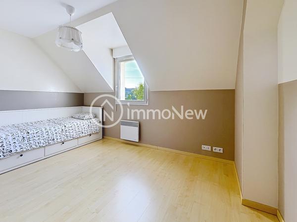 Maison familiale aux beaux volumes – Saint-Pair-sur-Mer L’agence IMMONEW vous propose de découvrir cette belle maison familiale d’environ 224 m² habitables , située à Saint-Pair-sur-Mer, dans un environnement calme et recherché, à seulement 3 km des commerces, de la plage et des sentiers côtiers .