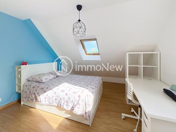Maison familiale aux beaux volumes – Saint-Pair-sur-Mer L’agence IMMONEW vous propose de découvrir cette belle maison familiale d’environ 224 m² habitables , située à Saint-Pair-sur-Mer, dans un environnement calme et recherché, à seulement 3 km des commerces, de la plage et des sentiers côtiers .