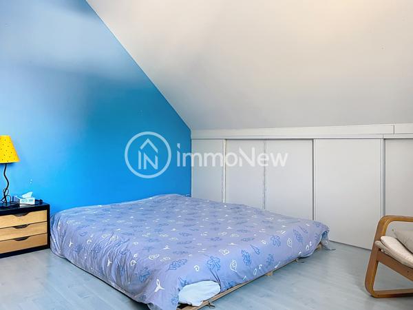 Maison familiale aux beaux volumes – Saint-Pair-sur-Mer L’agence IMMONEW vous propose de découvrir cette belle maison familiale d’environ 224 m² habitables , située à Saint-Pair-sur-Mer, dans un environnement calme et recherché, à seulement 3 km des commerces, de la plage et des sentiers côtiers .