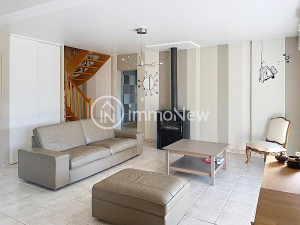 Maison familiale aux beaux volumes – Saint-Pair-sur-Mer L’agence IMMONEW vous propose de découvrir cette belle maison familiale d’environ 224 m² habitables , située à Saint-Pair-sur-Mer, dans un environnement calme et recherché, à seulement 3 km des commerces, de la plage et des sentiers côtiers .