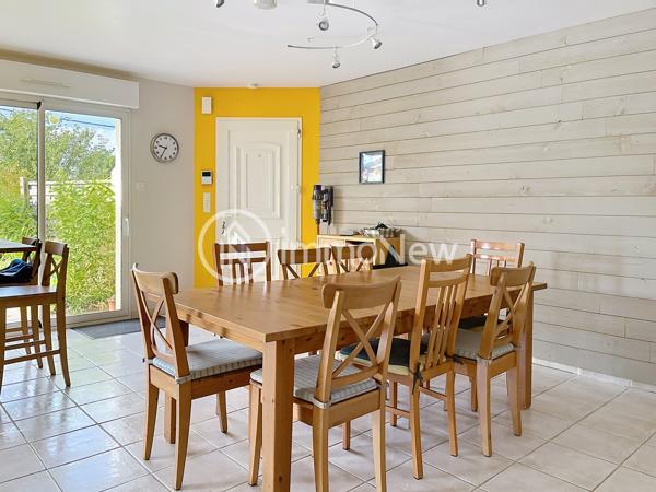 Maison familiale aux beaux volumes – Saint-Pair-sur-Mer L’agence IMMONEW vous propose de découvrir cette belle maison familiale d’environ 224 m² habitables , située à Saint-Pair-sur-Mer, dans un environnement calme et recherché, à seulement 3 km des commerces, de la plage et des sentiers côtiers .