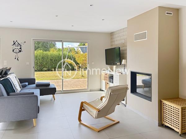Maison familiale aux beaux volumes – Saint-Pair-sur-Mer L’agence IMMONEW vous propose de découvrir cette belle maison familiale d’environ 224 m² habitables , située à Saint-Pair-sur-Mer, dans un environnement calme et recherché, à seulement 3 km des commerces, de la plage et des sentiers côtiers .