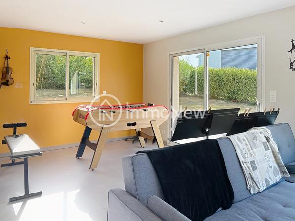 Maison familiale aux beaux volumes – Saint-Pair-sur-Mer L’agence IMMONEW vous propose de découvrir cette belle maison familiale d’environ 224 m² habitables , située à Saint-Pair-sur-Mer, dans un environnement calme et recherché, à seulement 3 km des commerces, de la plage et des sentiers côtiers .