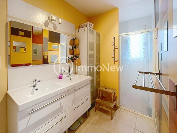 Maison familiale aux beaux volumes – Saint-Pair-sur-Mer L’agence IMMONEW vous propose de découvrir cette belle maison familiale d’environ 224 m² habitables , située à Saint-Pair-sur-Mer, dans un environnement calme et recherché, à seulement 3 km des commerces, de la plage et des sentiers côtiers .