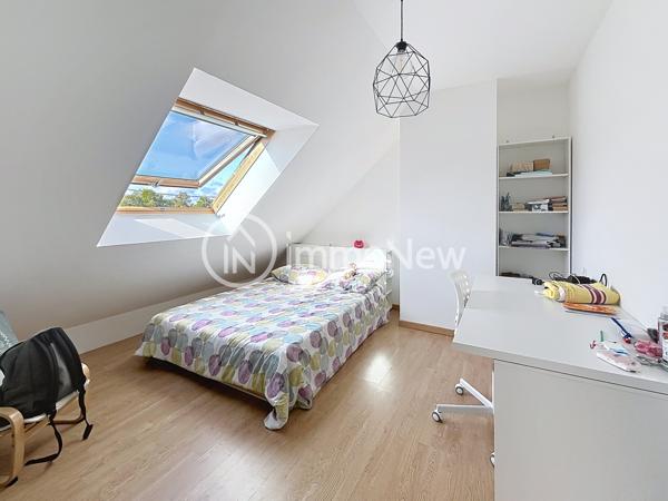 Maison familiale aux beaux volumes – Saint-Pair-sur-Mer L’agence IMMONEW vous propose de découvrir cette belle maison familiale d’environ 224 m² habitables , située à Saint-Pair-sur-Mer, dans un environnement calme et recherché, à seulement 3 km des commerces, de la plage et des sentiers côtiers .