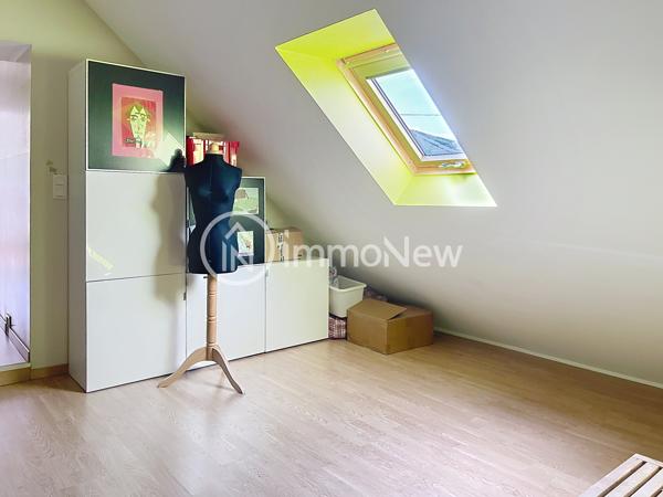 Maison familiale aux beaux volumes – Saint-Pair-sur-Mer L’agence IMMONEW vous propose de découvrir cette belle maison familiale d’environ 224 m² habitables , située à Saint-Pair-sur-Mer, dans un environnement calme et recherché, à seulement 3 km des commerces, de la plage et des sentiers côtiers .