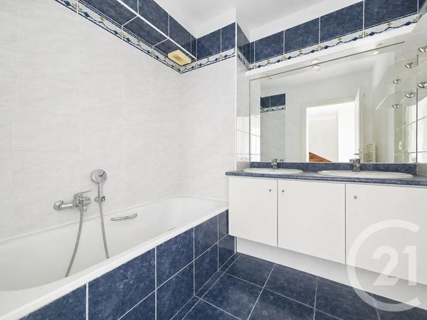 Appartement T3 à vendre  3 pièces - 75,05 m 2   FREJUS  - 83