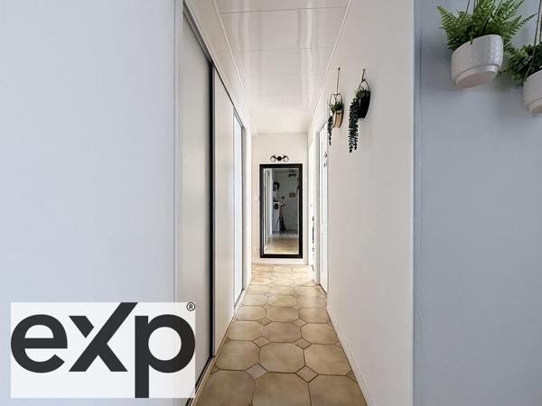 Vous cherchez un appartement lumineux, fonctionnel… avec extérieur et stationnement ?