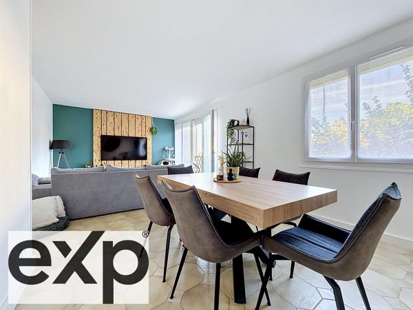 Vous cherchez un appartement lumineux, fonctionnel… avec extérieur et stationnement ?