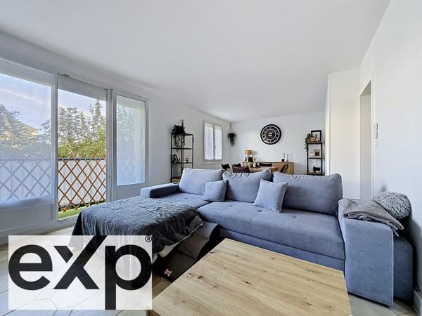 Vous cherchez un appartement lumineux, fonctionnel… avec extérieur et stationnement ?