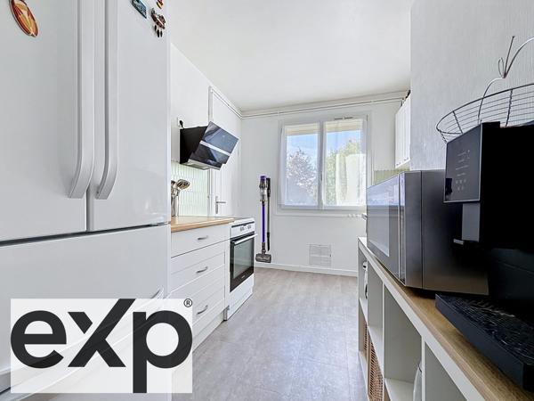 Vous cherchez un appartement lumineux, fonctionnel… avec extérieur et stationnement ?