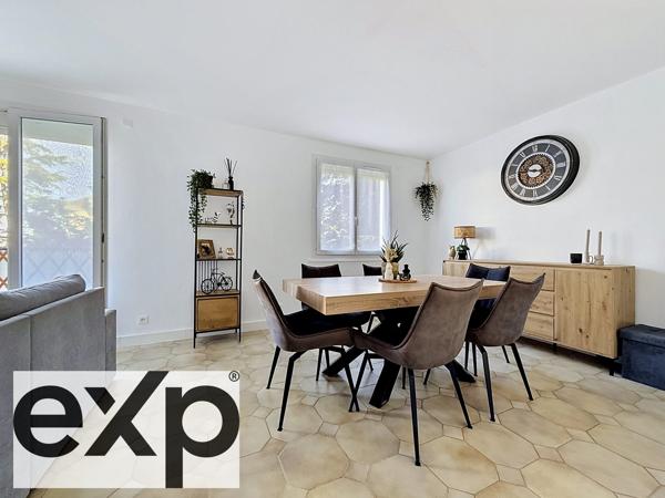 Vous cherchez un appartement lumineux, fonctionnel… avec extérieur et stationnement ?