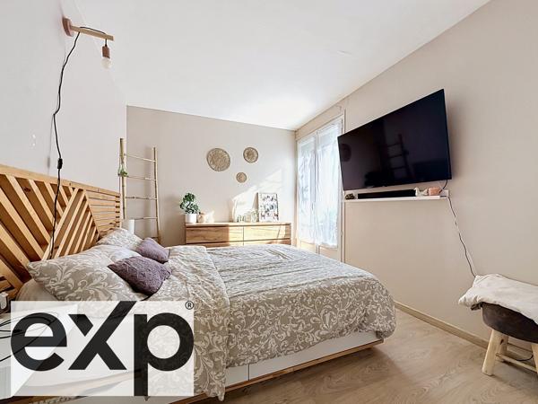 Vous cherchez un appartement lumineux, fonctionnel… avec extérieur et stationnement ?