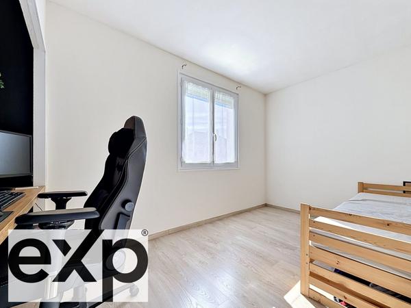 Vous cherchez un appartement lumineux, fonctionnel… avec extérieur et stationnement ?