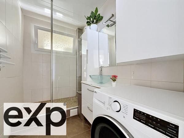Vous cherchez un appartement lumineux, fonctionnel… avec extérieur et stationnement ?
