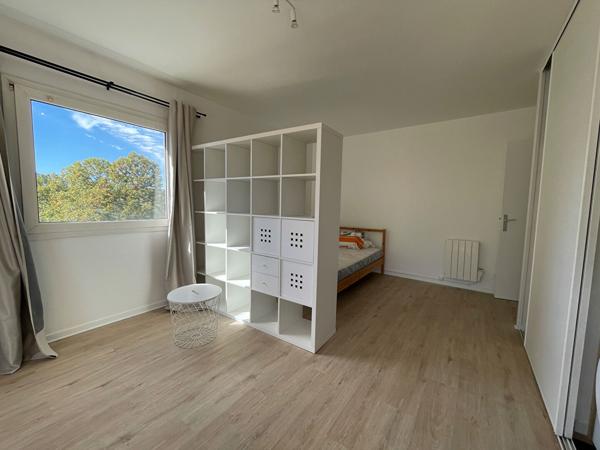 Appartement T1 à louer au dernier étage à Évry Courcouronnes