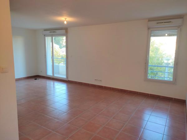 Le Pontet (84130) Résidence récente, T3 avec terrasse et parking sécurisé trés bon emplacement