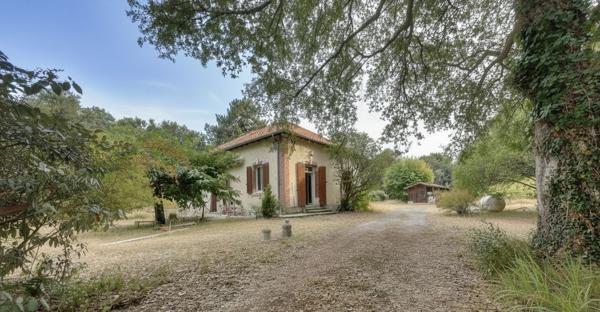 SOUSTONS-PLAGE -Maison de maître rénovée de 176 m² avec grange de 120 m² sur un airial