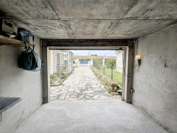 Villa plain pied avec garage et jardin dans le village au calme